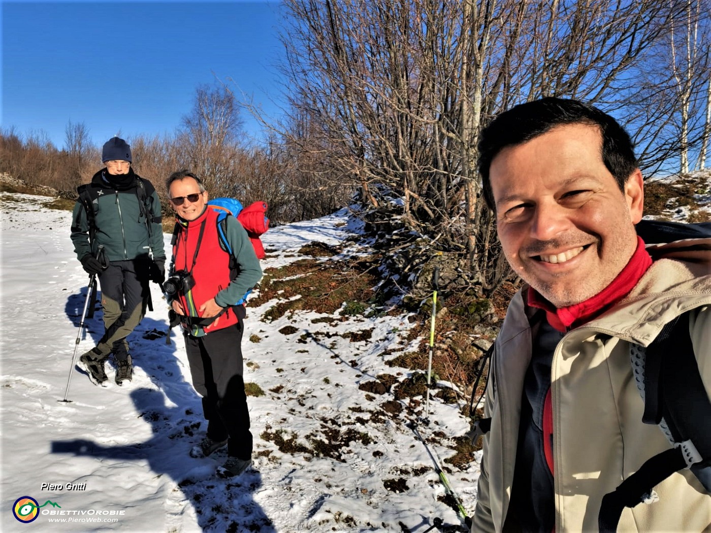 51 Sorrisi al sole su sentiero imbiancato di neve.jpg